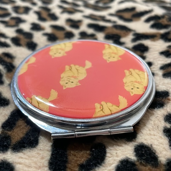 FOREVER 21 Compact Pocket Mirror Persian Cat Pink Makeup F21 Beauty Travel Work - Picture 9 of 16